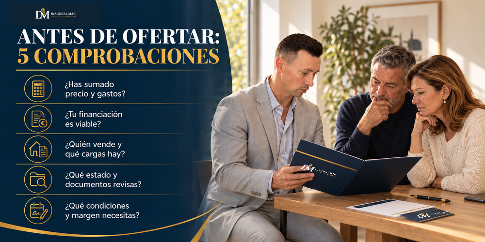 Domènec asesora a una pareja compradora con una carpeta corporativa ante cinco comprobaciones antes de ofertar por una vivienda en Barcelona.